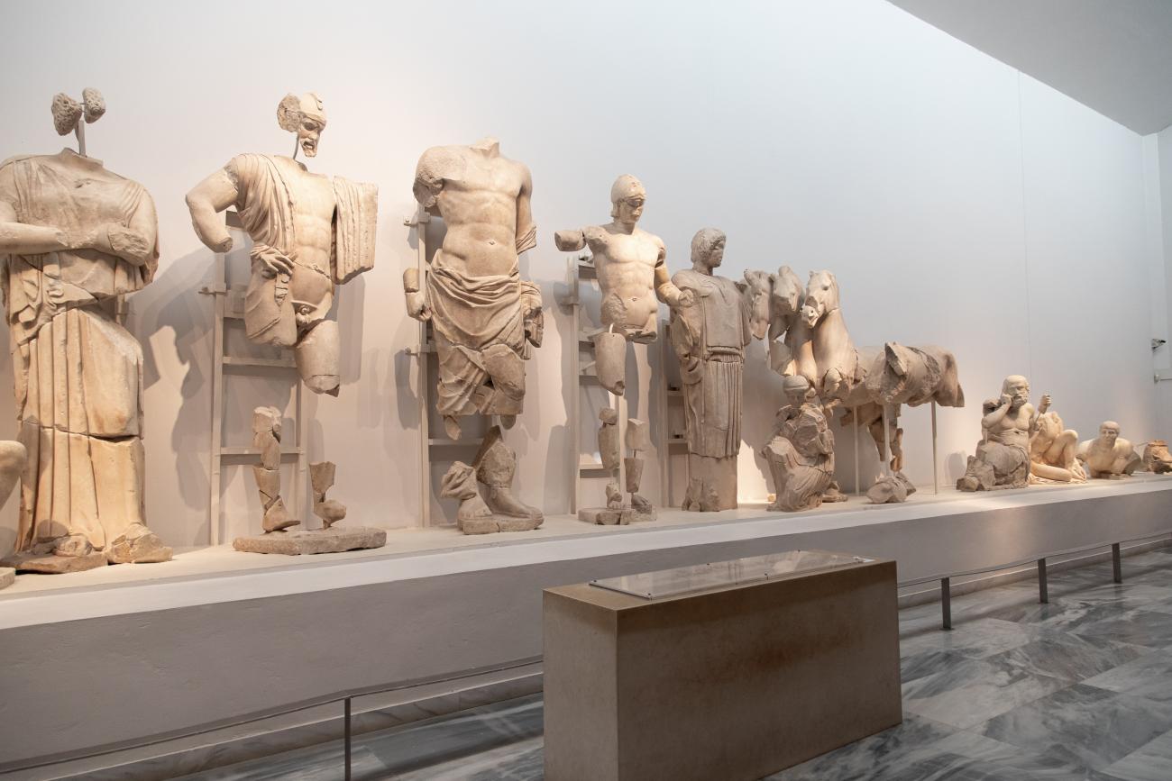 The east pediment of the Temple of Zeus: the chariot race of Pelops and Oinomaos